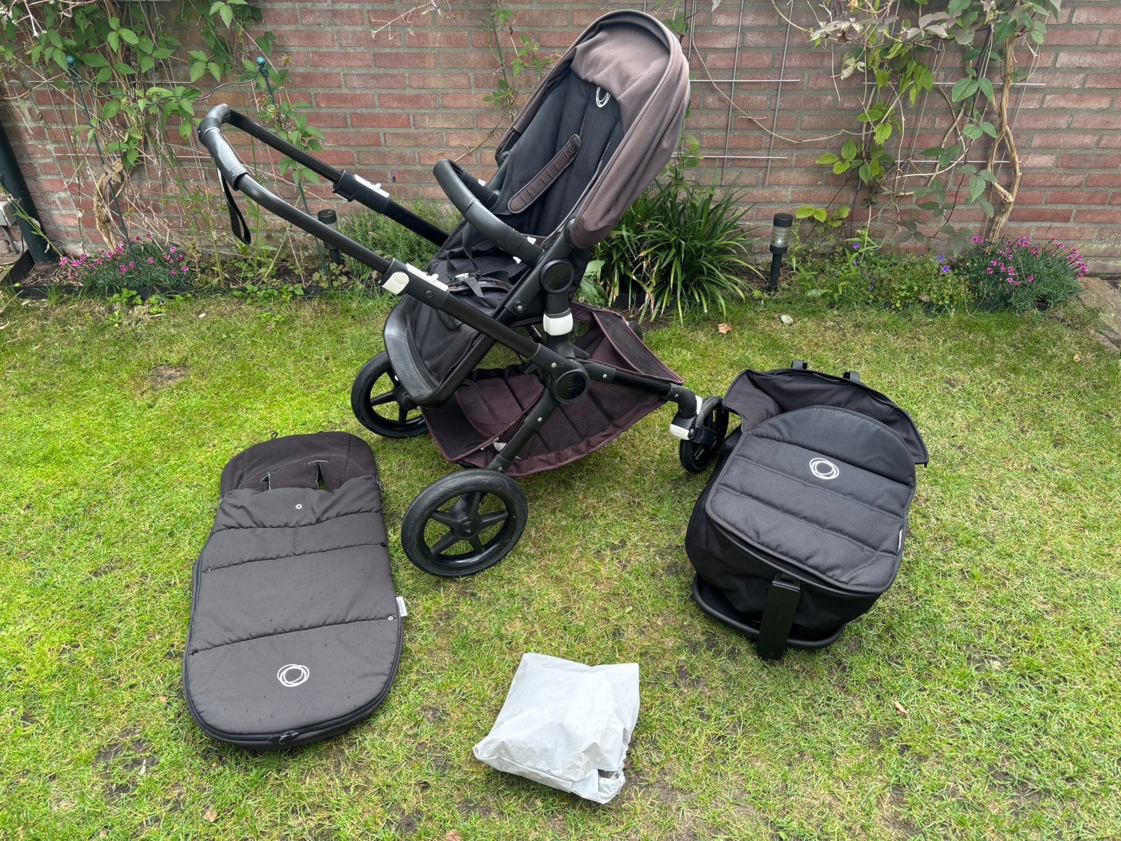 Complete Bugaboo Fox kinderwagen in all black, Gebruikt, Bugaboo, Verstelbare duwstang, Ophalen