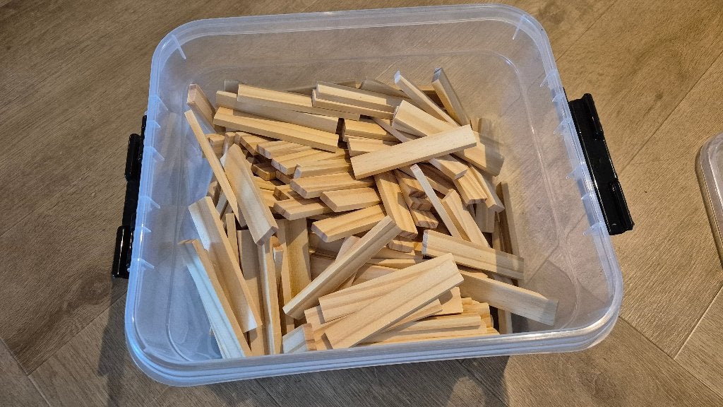 Houten latjes in opbergdoos (soort kapla), Ophalen of Verzenden, Gebruikt, Overige merken