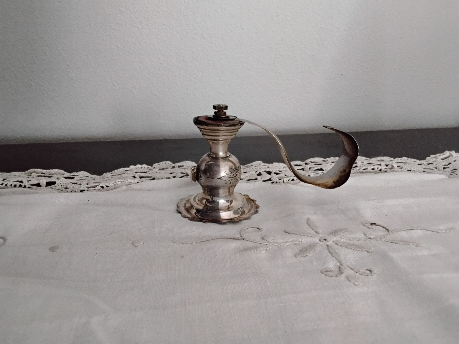 Antieke zilveren kaarsendover met sierlijke gravures, Verzenden