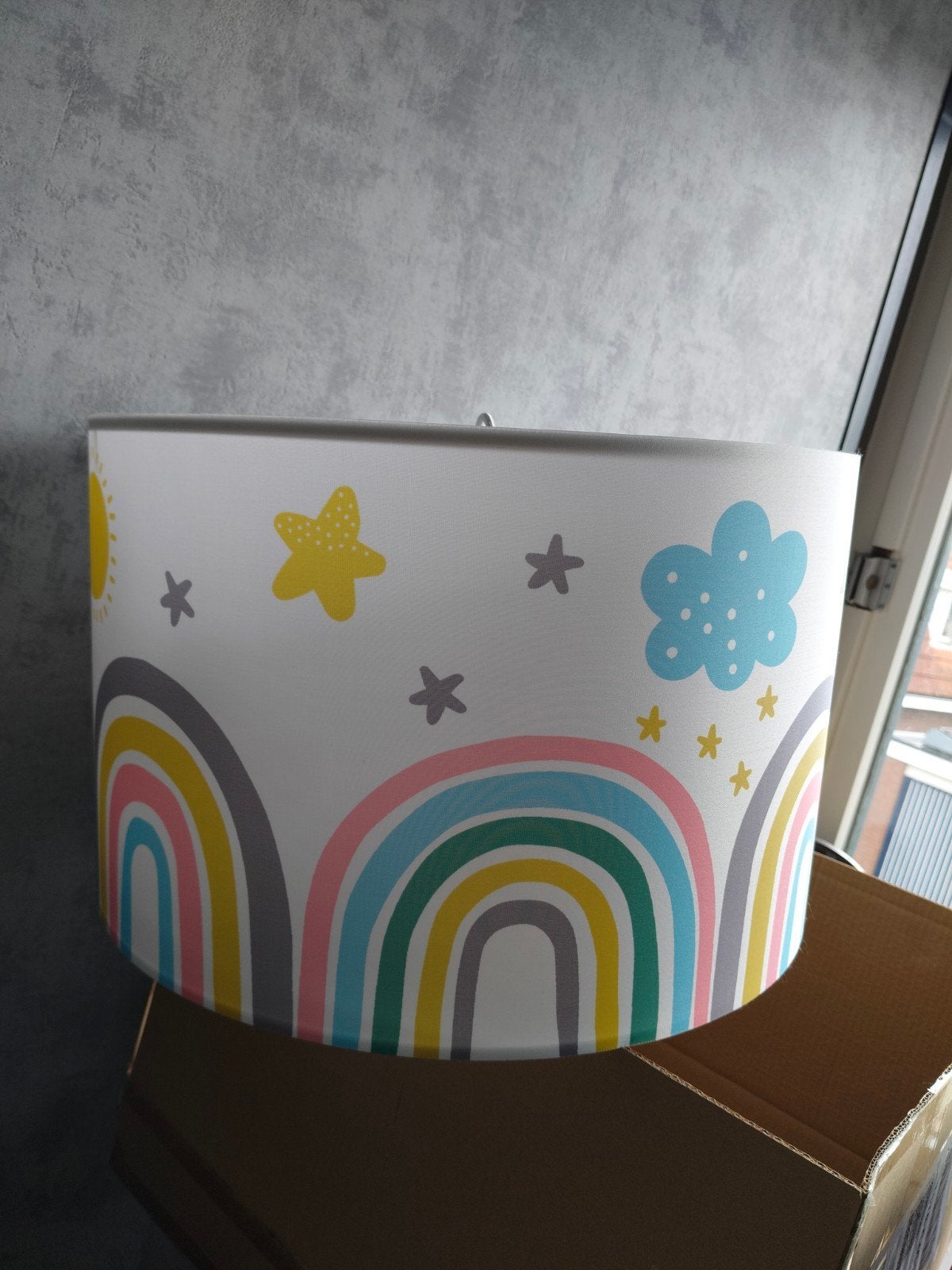 Leuke lampenkap met regenboog en sterren - gratis ophalen, Huis en Inrichting, Lampen | Lampenkappen, Ophalen, Gebruikt, Rond