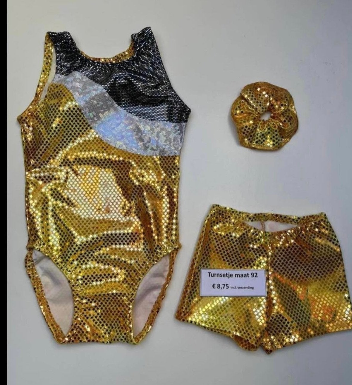 Gouden turnpakje met broekje en scrunchie maat 92, Nieuw, Ophalen of Verzenden, Goud, Kleiner dan kindermaat 122