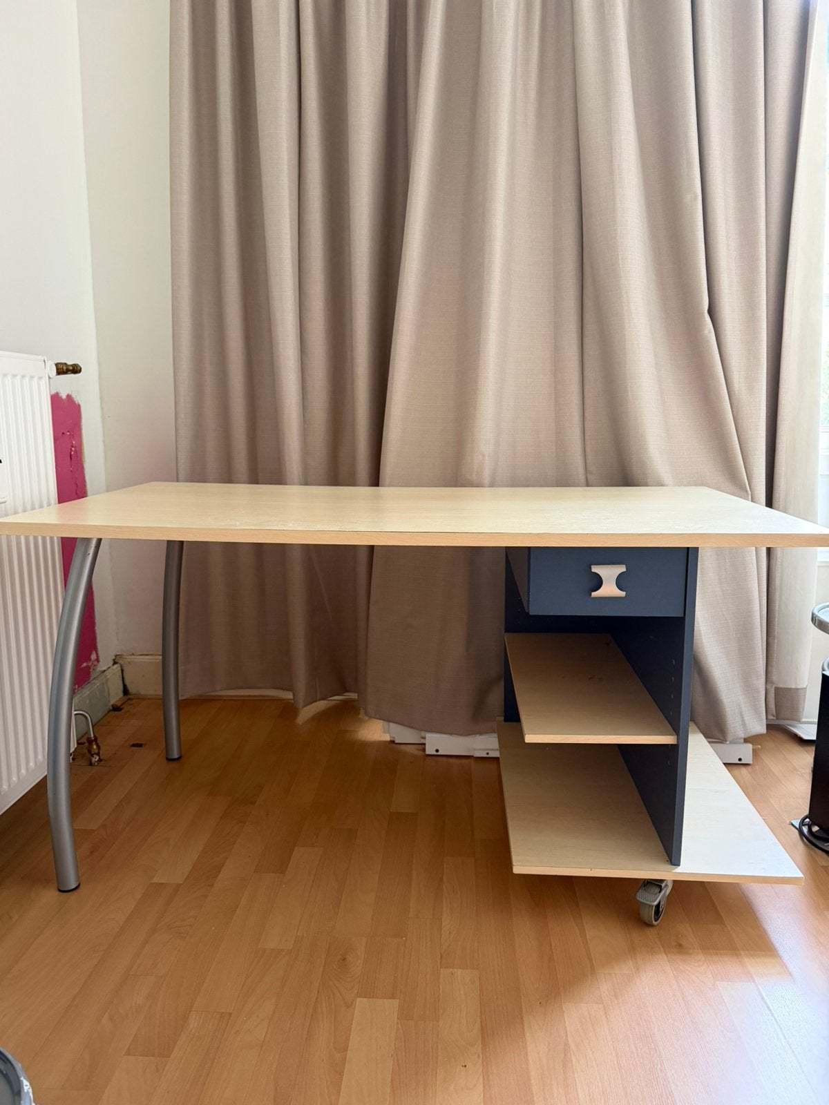 Bureau met opbergruimte – licht hout en donkerblauw, Ophalen, Hout, 140 cm, Met wielen