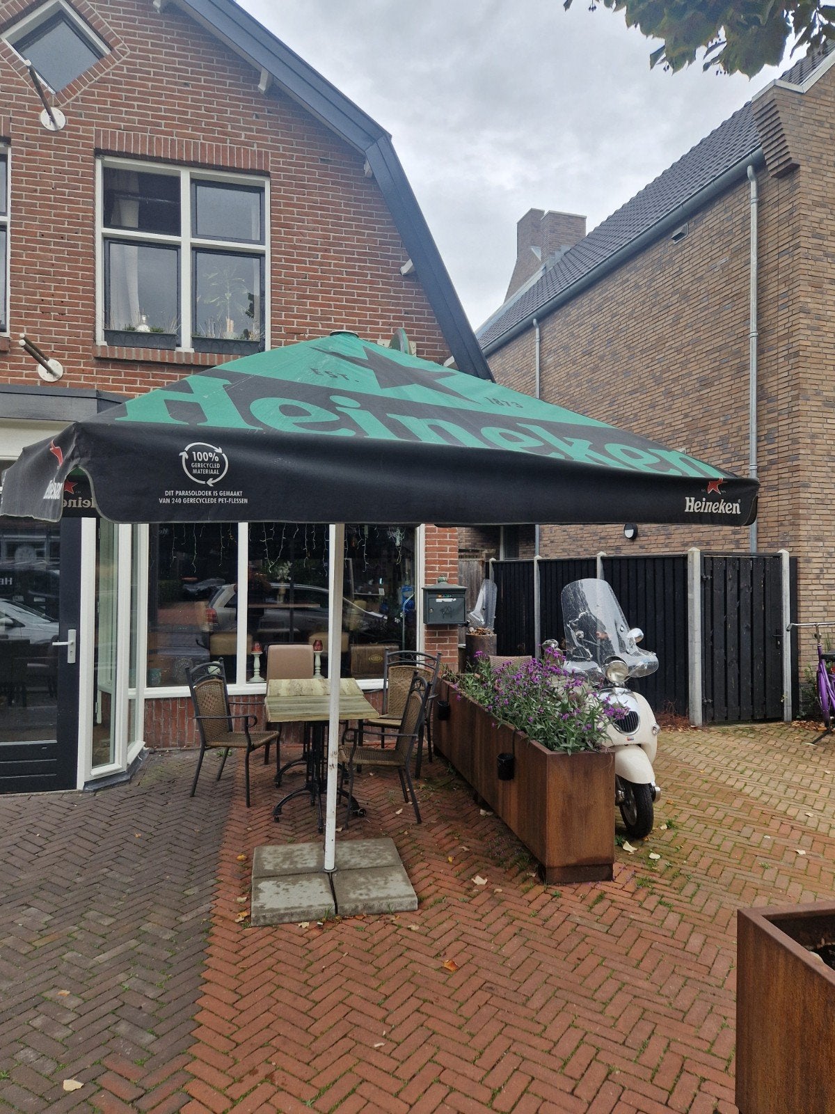 3x3m Heineken parasols met voet en tegels (3 stuks)