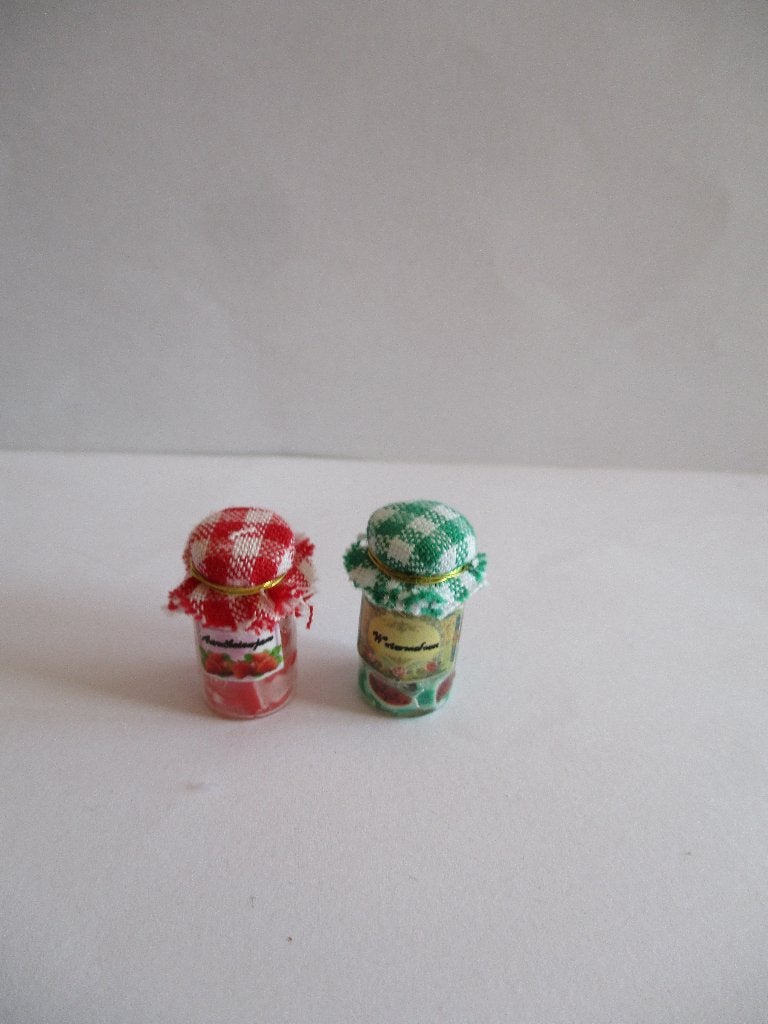 poppenhuis twee potjes met vruchtenjam, Ophalen of Verzenden, Zo goed als nieuw, Decoratie