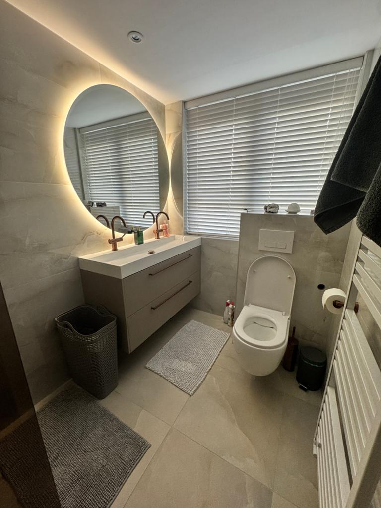 Badkamerspiegel 120 met verlichting en defogger nieuw, Huis en Inrichting, Woonaccessoires | Spiegels, Ophalen, 100 tot 150 cm