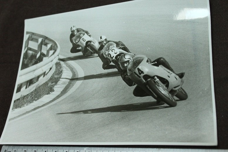 Foto Coureurs Theo Louwes en ?? tijdens race Salzburg, Motoren, Ophalen of Verzenden, Ducati
