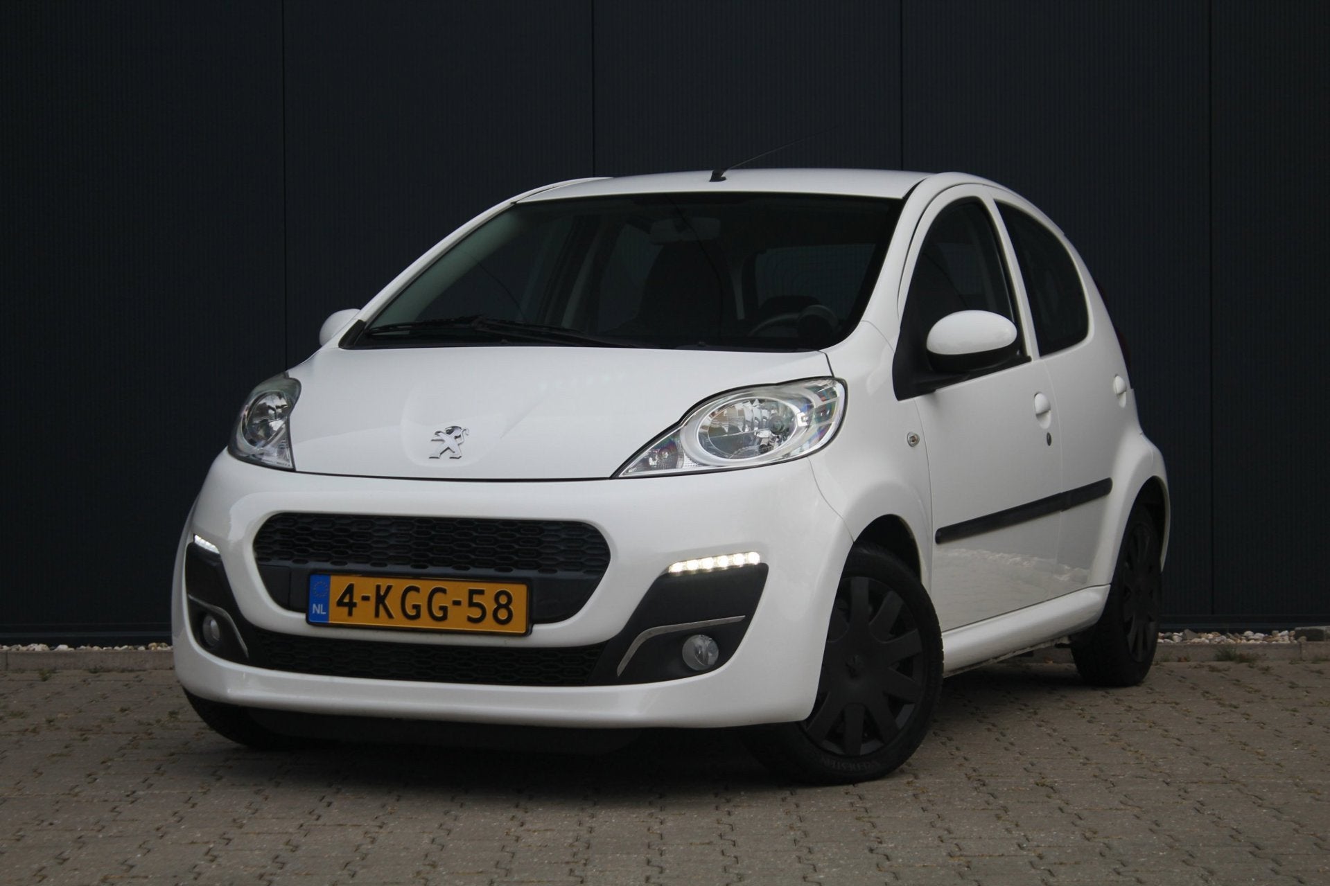 Peugeot 107 1.0 Active | Automaat | 5 Deurs | Airco | 87 DKM, Euro 5, Gebruikt, Zwart, 4 stoelen
