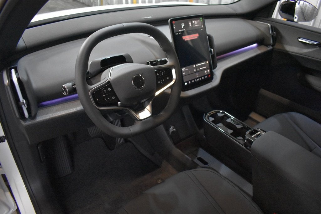 Volvo EX30 P5 Long Range 69kWh/272PK Plus Black Edition | El, 0 cilinders, Zwart, EX30, Wit