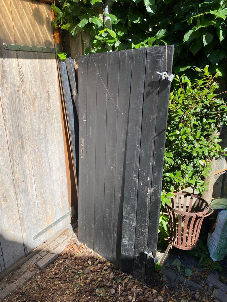 Zwarte houten buitenpoort op stalen frame (89,5 bij 180 cm), Ophalen, Met poort, Gebruikt, Tuinhek