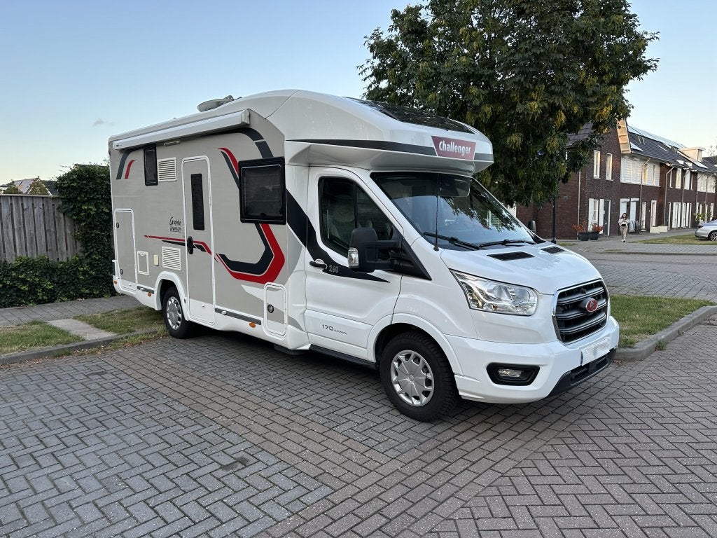 Challenger Graphite Premium 260 automaat 2021 luxe (1047947), Caravans en Kamperen, Automaat, 6 tot 7 meter, Diesel, Challenger