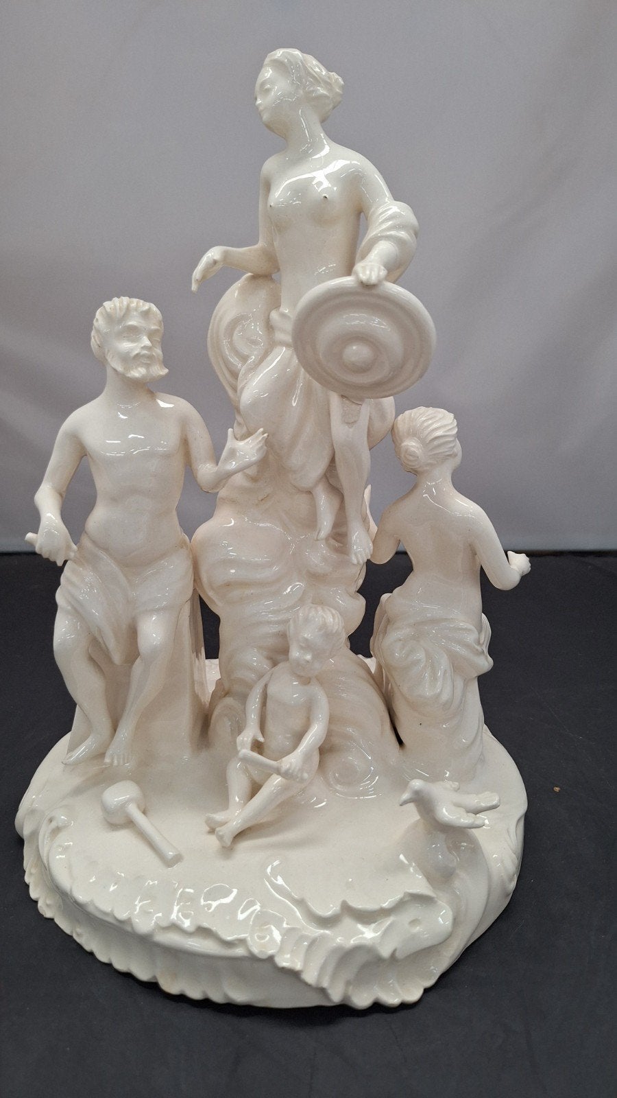 Grote porseleinen beeldengroep, gemerkt Capodimonte, Groep mensen, Geglazuurd, Ophalen of Verzenden, 20 - 50 cm
