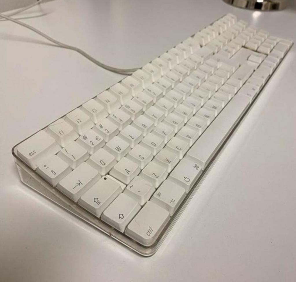 Toetsenbord Apple - Bedraad Qwerty, Computers en Software, Toetsenborden, Ophalen, Qwerty, Zo goed als nieuw, Bedraad