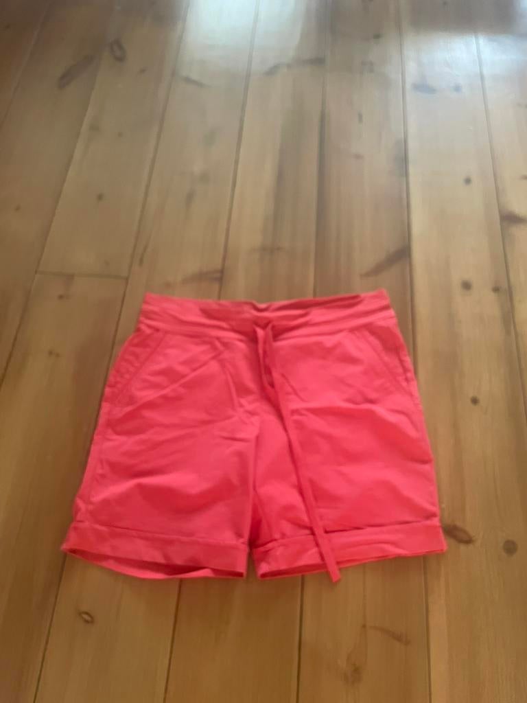 Mooie koraalrode travelstof bermuda Dreamstar, XL, Kleding | Dames, Broeken en Pantalons, Kort, Maat 46/48 (XL) of groter, Ophalen of Verzenden