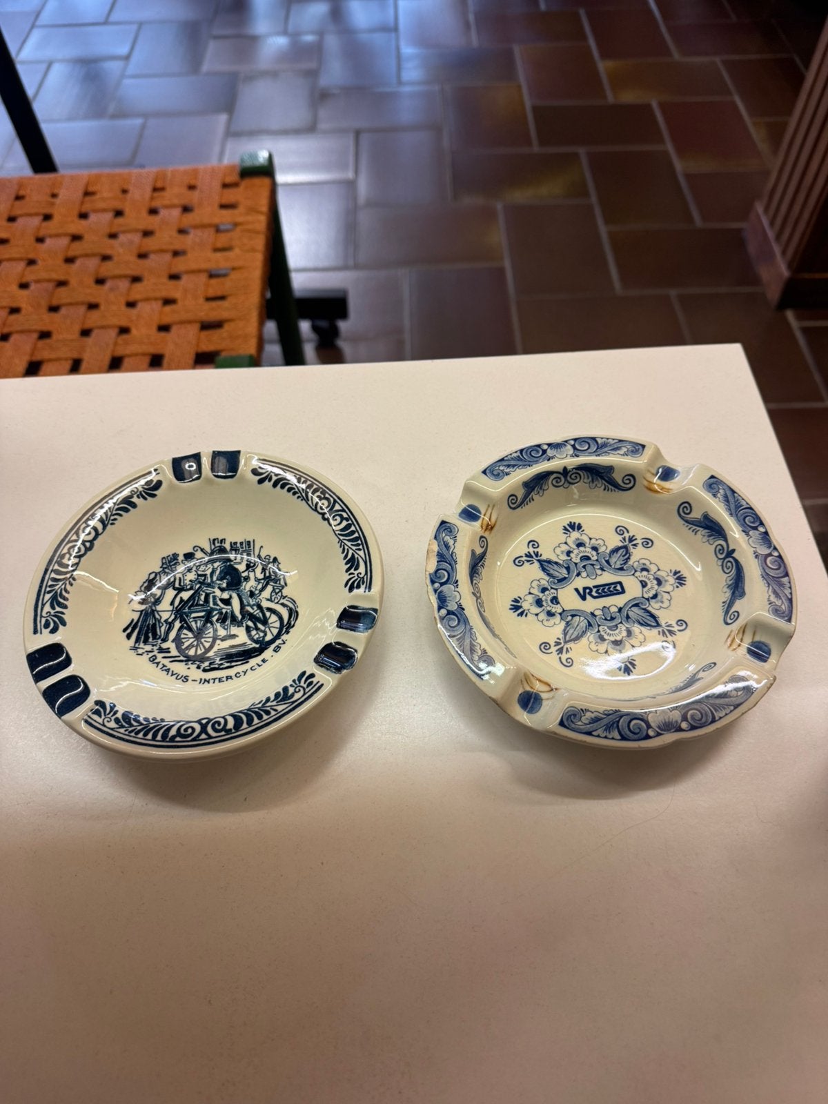 Vredestein en batavus asbak delfsblauw (Nr: 2332), Ophalen of Verzenden
