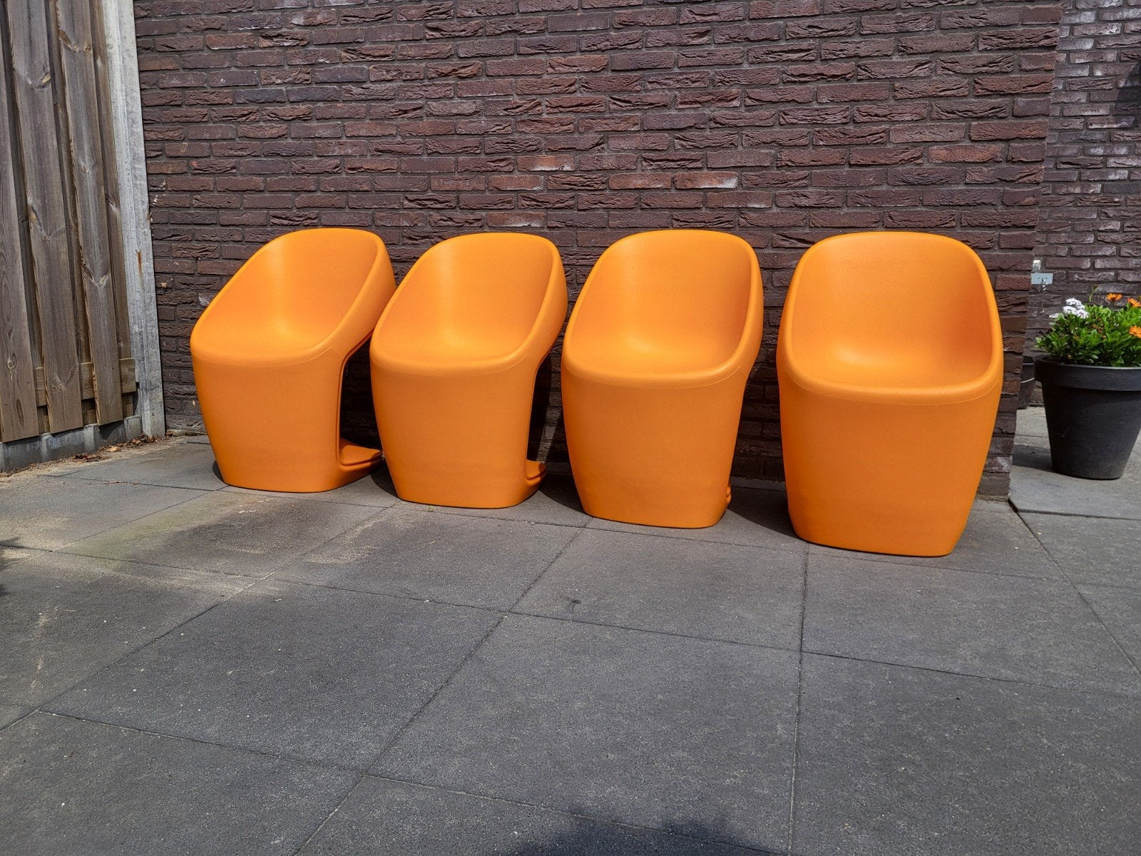 Mooie oranje stoelen van Vondom ufo collection by Ora Ito, Kunststof, Overige kleuren, Onbekend, Ophalen of Verzenden