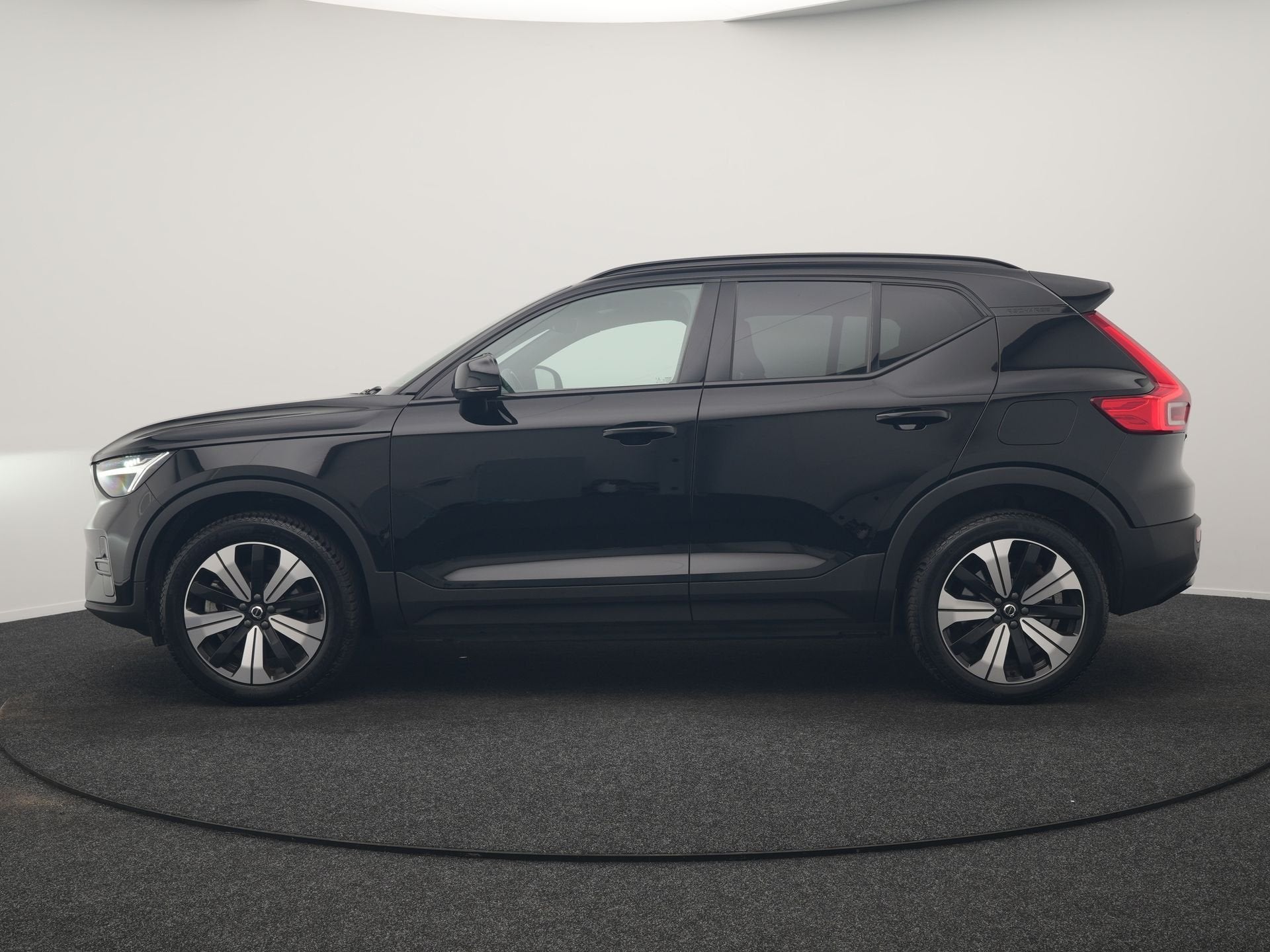 Volvo XC40 Recharge Twin Core 78 kWh 408pk Dealer O.H. | War, Auto's, Automaat, Stof, Zwart, Zwart