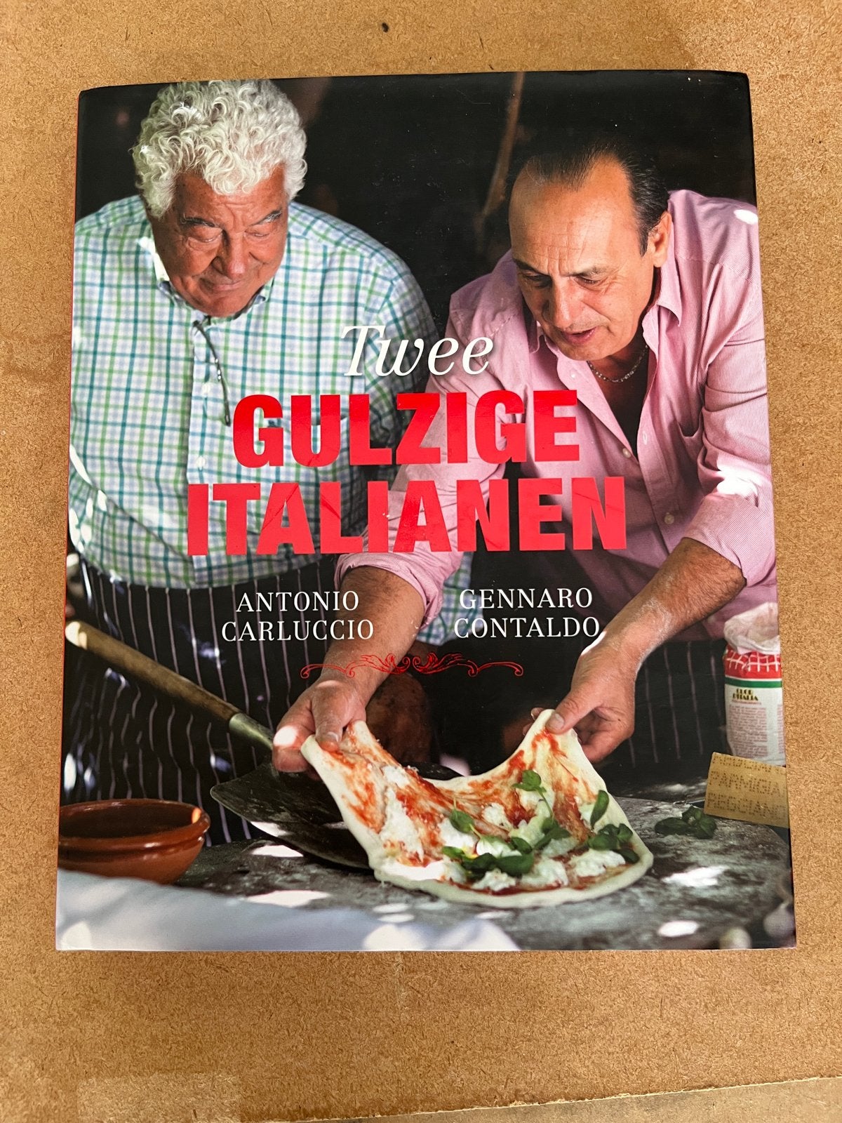 Twee Gulzige Italianen - Kookboek Antonio Carluccio, Boeken, Kookboeken, Ophalen of Verzenden, Zo goed als nieuw, Italië, Voorgerechten en Soepen