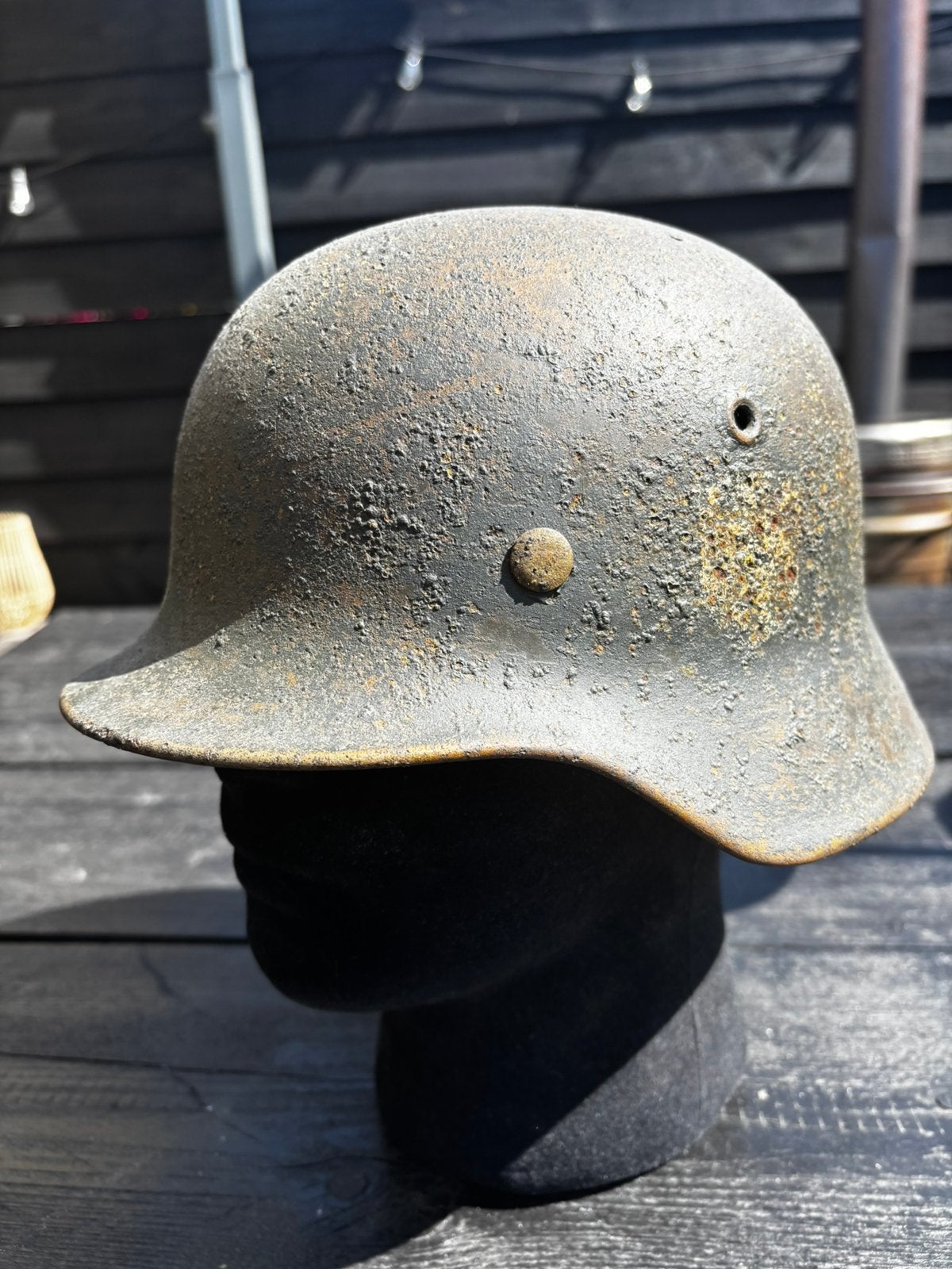 Duitse M40 helm bodemvondst met schade, Ophalen of Verzenden, Landmacht, Duitsland, Helm of Baret