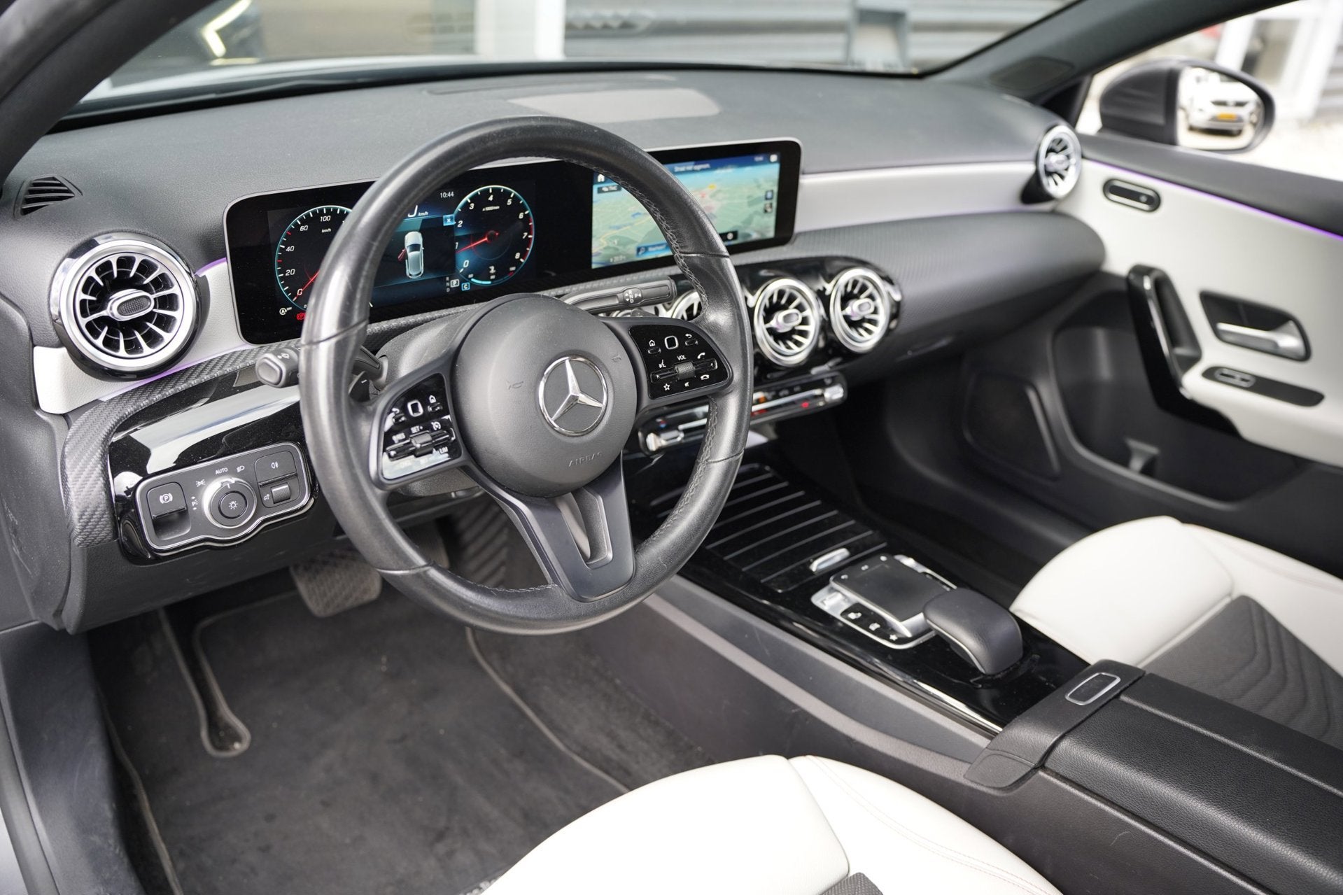 Mercedes-Benz A-klasse 200 DCT Navi Led Leder Cruise Cam Amb, Auto's, Dealer onderhouden, Bi-Xenon koplampen, Gebruikt, Euro 6