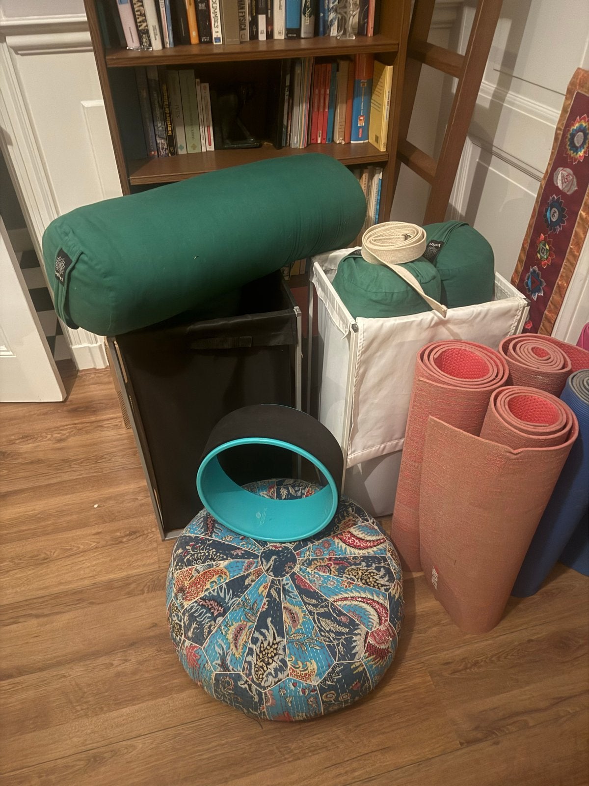 Diverse yogaspullen: Bolsters, matten, poef, yoga wheel, Ophalen, Gebruikt, Yoga-accessoire