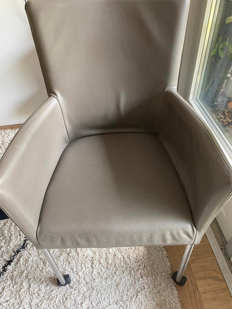Twee leren fauteuils op wieltjes, Ophalen, Zo goed als nieuw, Grijs, Twee