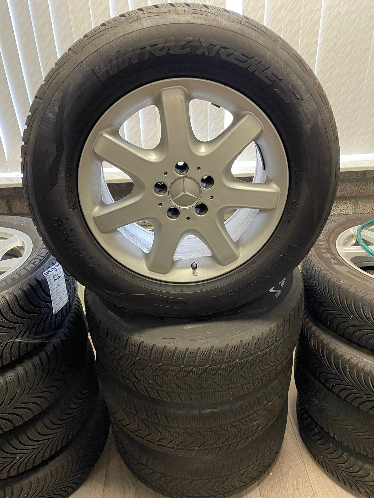 Set 17” lichtmetalen Mercedes ML W163 velgen + winterbanden, Gebruikt, 255 mm, Banden en Velgen, 17 inch