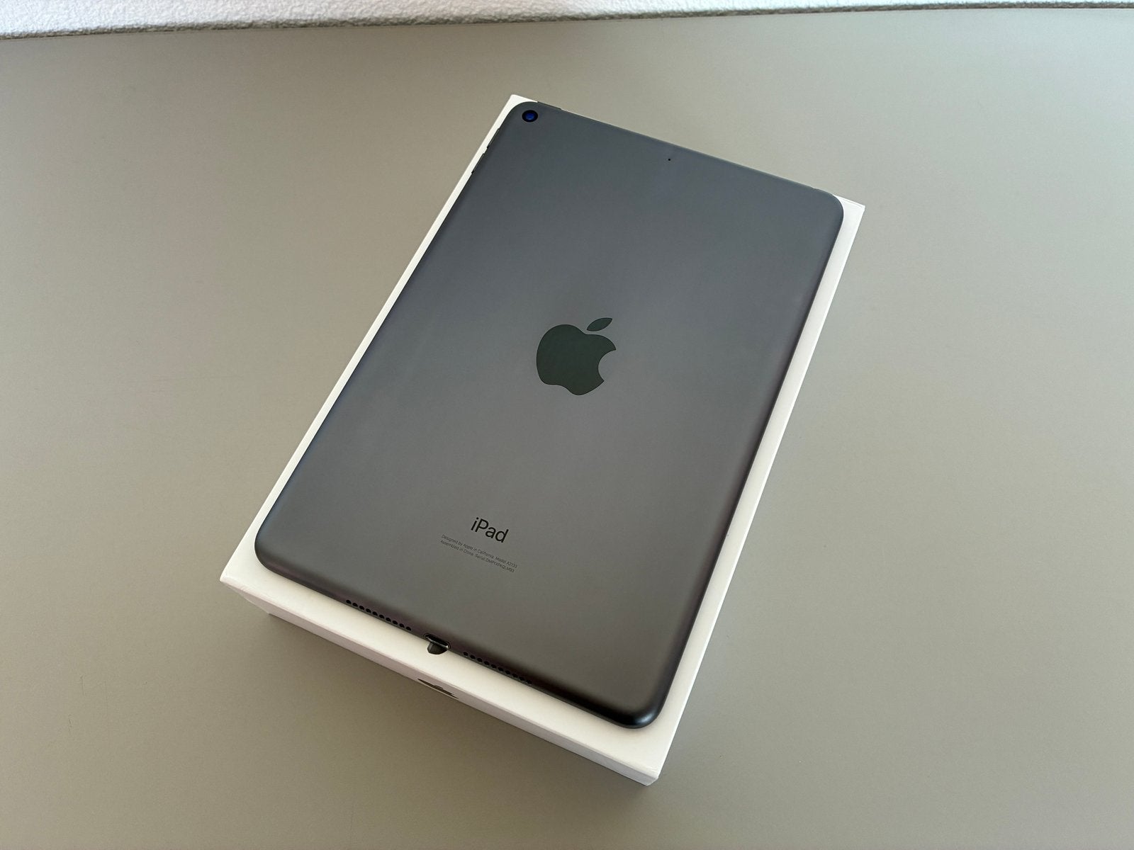 Foto 5 van iPad mini 5 64GB met hoesje en lader