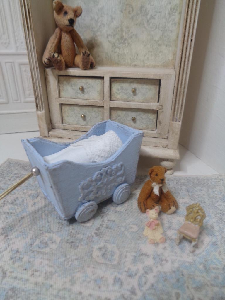 Super schattig wagentje . Poppenhuis 1:12(nr Br147), Verzamelen, Ophalen of Verzenden, Nieuw, Poppenhuis