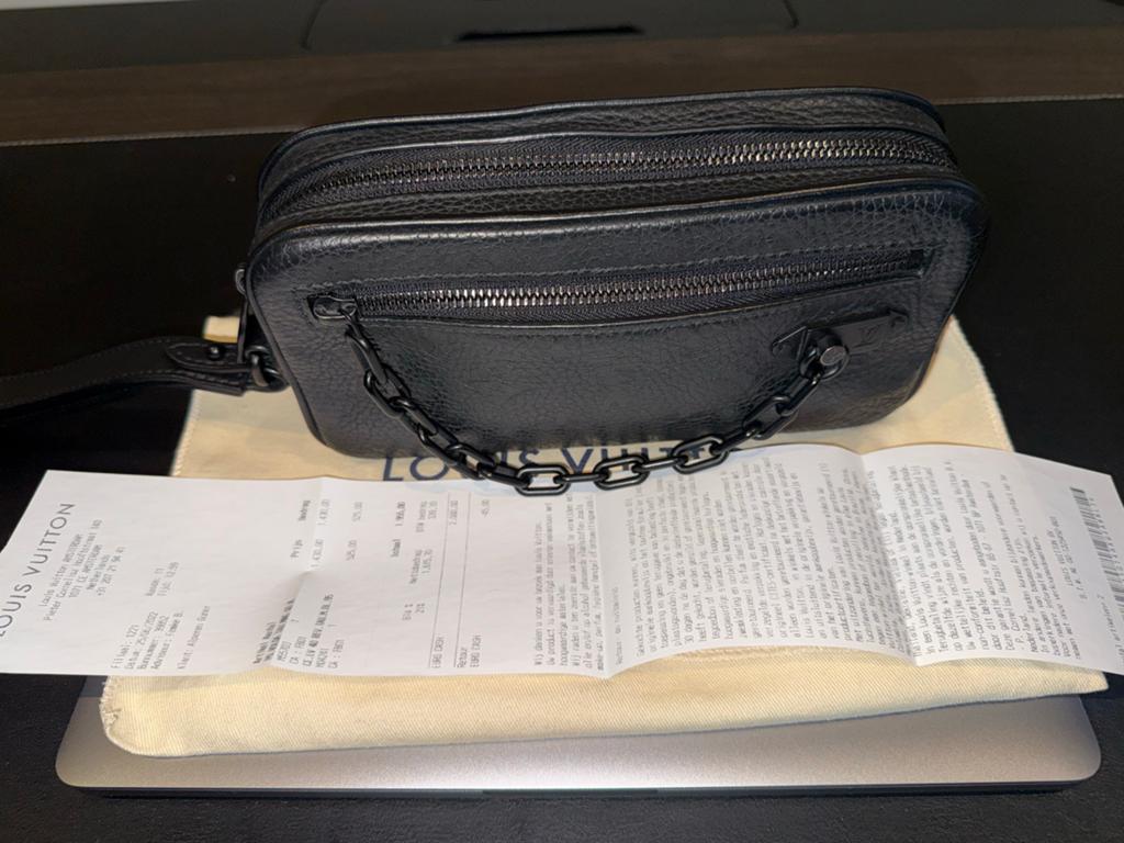 Louis Vuitton Outdoor Pouch Zwart Leer, Schoudertasje, Zwart, Ophalen of Verzenden, Zo goed als nieuw