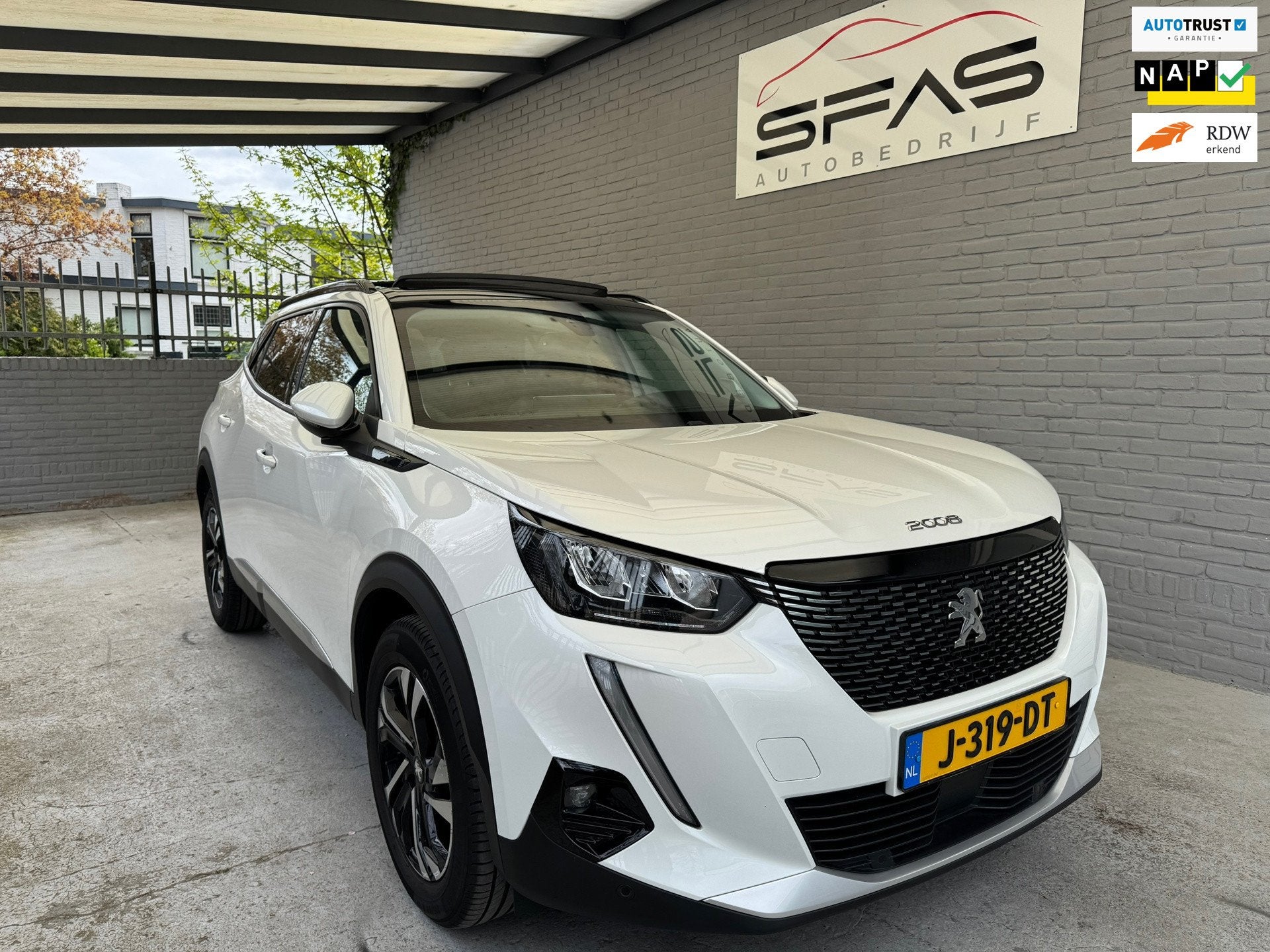 Peugeot 2008 1.2 PureTech 102pk 2020 Wit Pano, Auto's, Dealer onderhouden, Gebruikt, 1199 cc, Leder en Stof