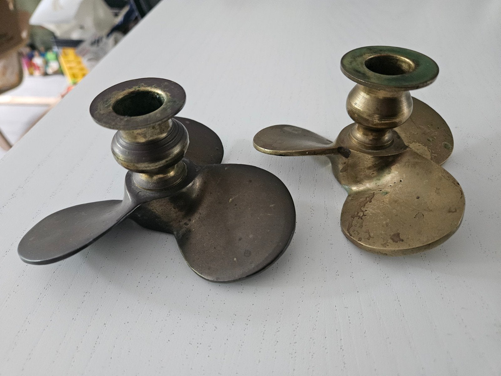 2 Messing kandelaars in de vorm van een scheepsschroef, Antiek en Kunst, Antiek | Kandelaars, Ophalen of Verzenden, Koper of Brons