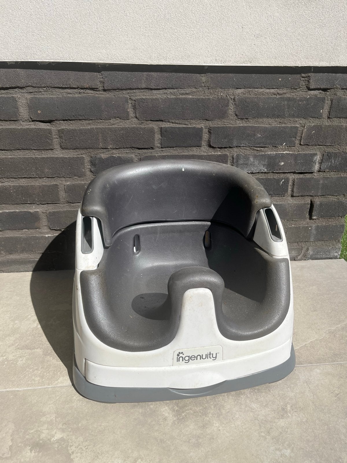 Ingenuity Babyzitverhoger met tafeltje - Grijs/Wit, Ophalen, Gebruikt, Overige typen, Gordel(s)