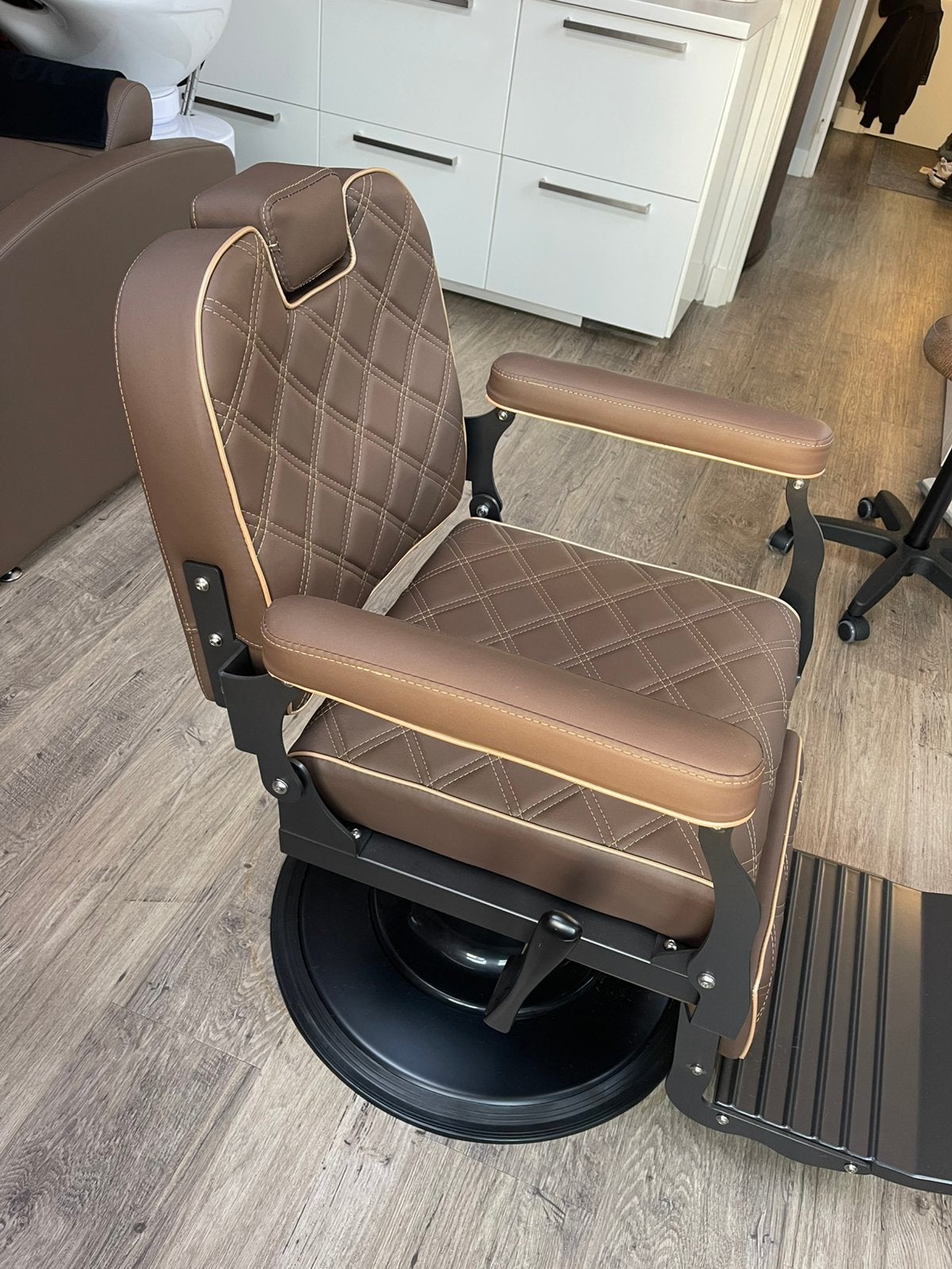 Gloednieuwe barberstoel/ kapperstoel, Ophalen, Bruin, Nieuw, Leer