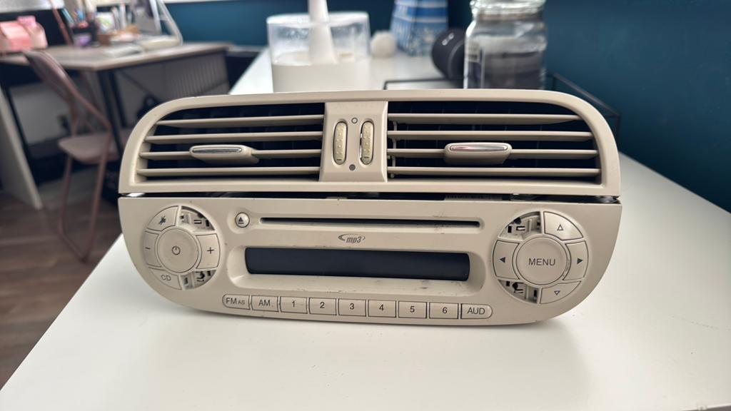 Fiat 500 radio set met ventilatierooster (knoppen ontbreken), Auto diversen, Autoradio's, Ophalen of Verzenden, Gebruikt