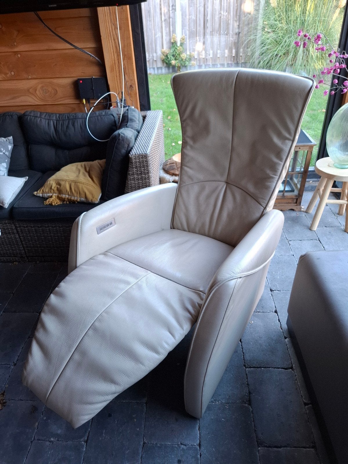 mooie crème kleurige electrische relaxstoel, Huis en Inrichting, Ophalen, 50 tot 75 cm