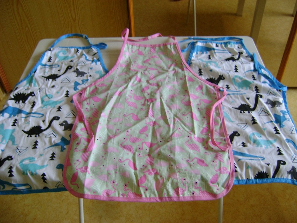 2blauwe en1roze schortje van bleuband 1mt sluit met drukker, Ophalen of Verzenden, Zo goed als nieuw, Overige materialen, Speelkeuken-accessoire