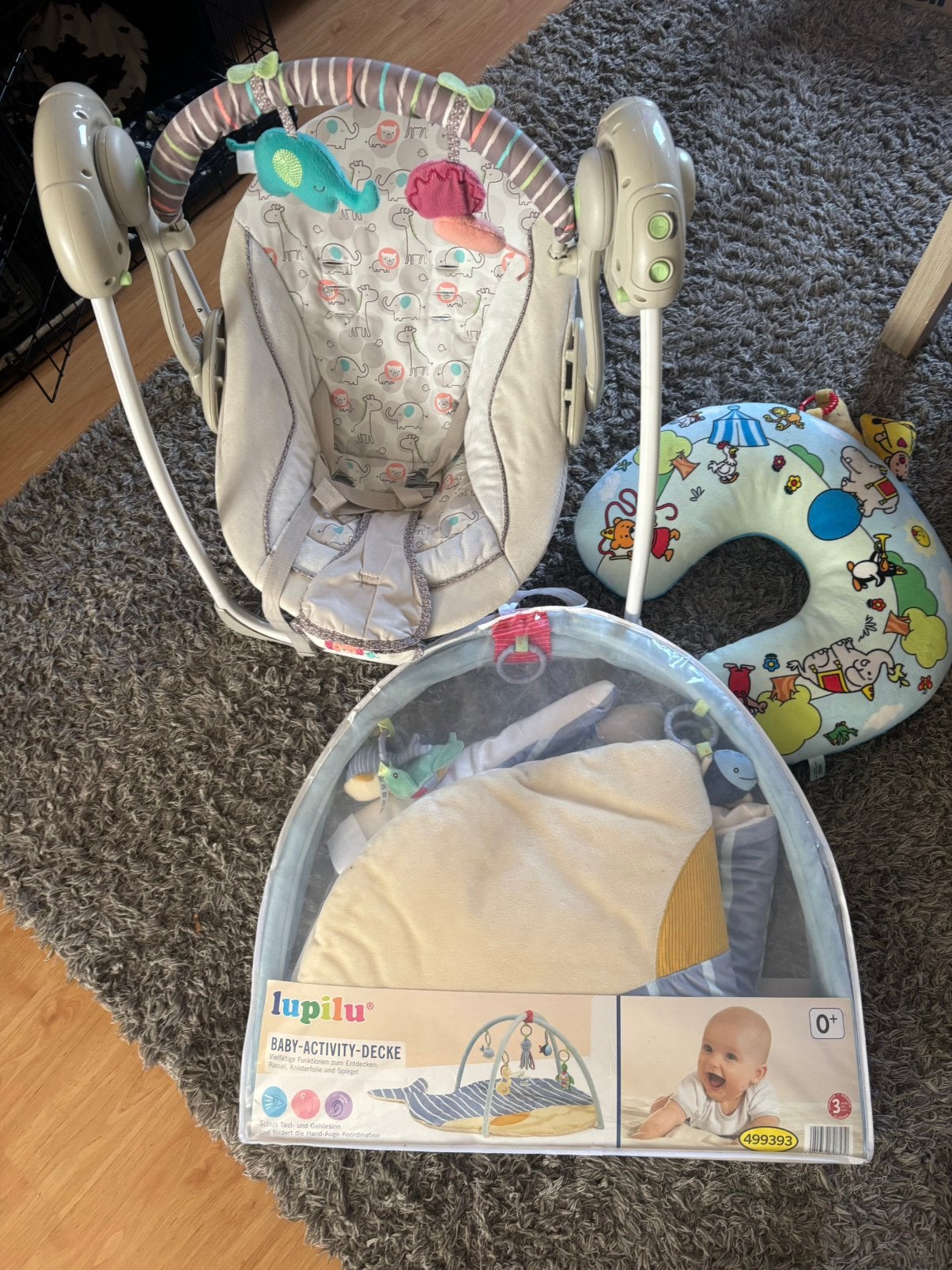 Schommelstoeltje, tummytime kussen en babygym, Ophalen, Zo goed als nieuw