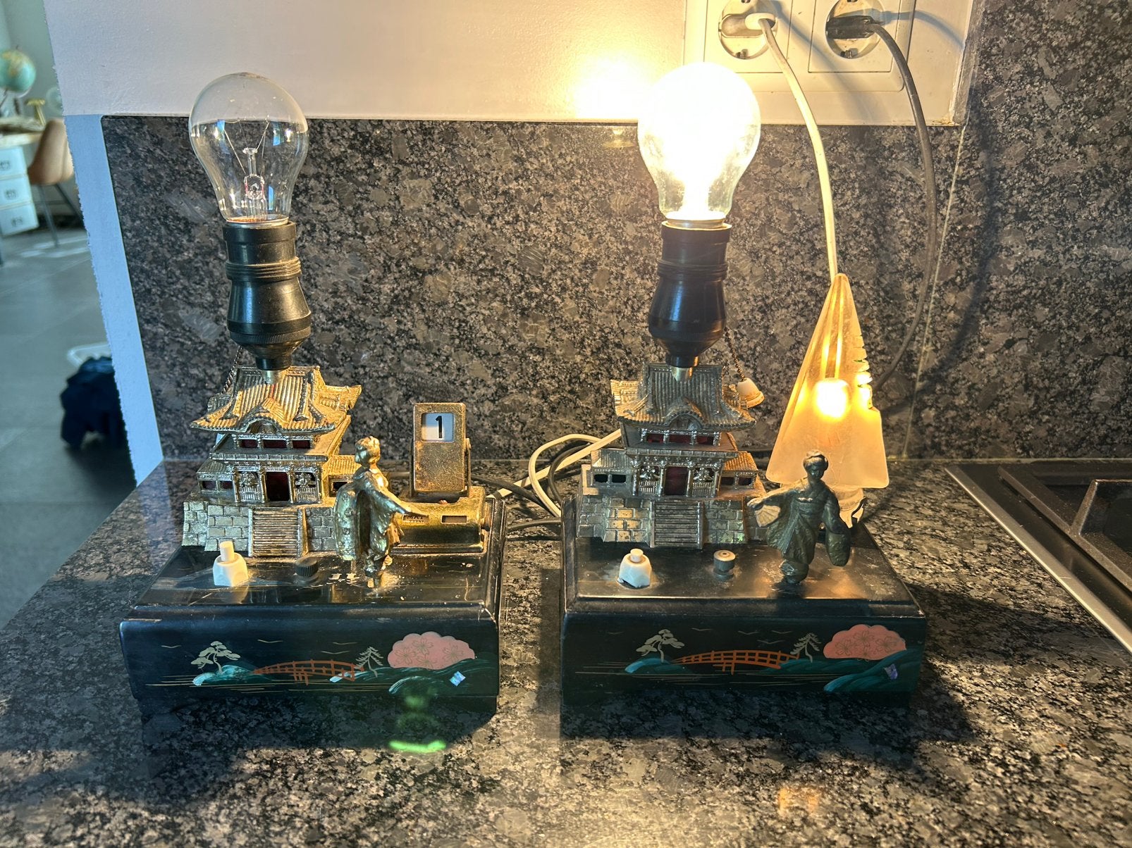 2 Japanse muziekdoosjes met lamp, Ophalen of Verzenden
