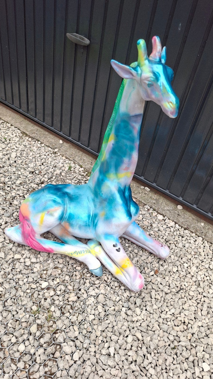 Kleurrijke liggende giraffe beeld - Uniek decoratiestuk, Huis en Inrichting, Gebruikt, Meerkleurig, Overige materialen, Overige stijlen