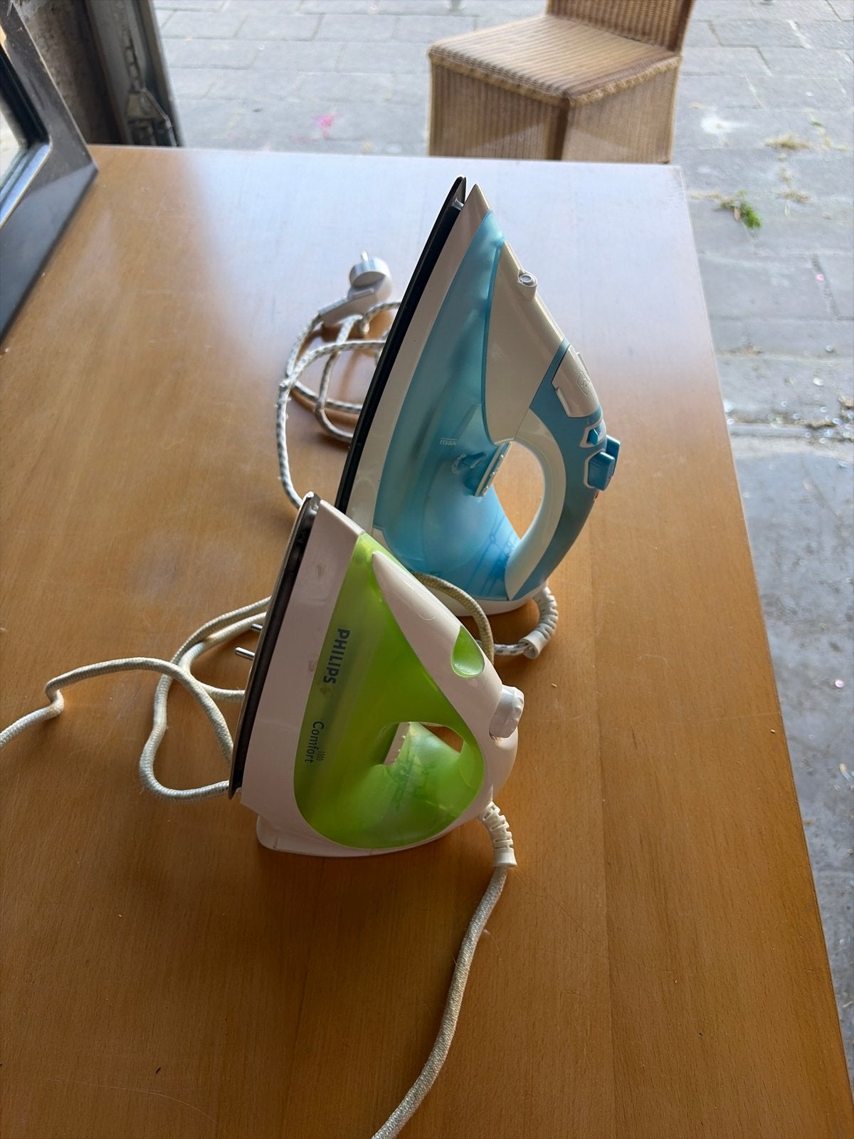 Twee Strijkijzers: Philips Comfort en een blauw strijkijzer, Ophalen of Verzenden, Gebruikt, Strijkijzer met snoer