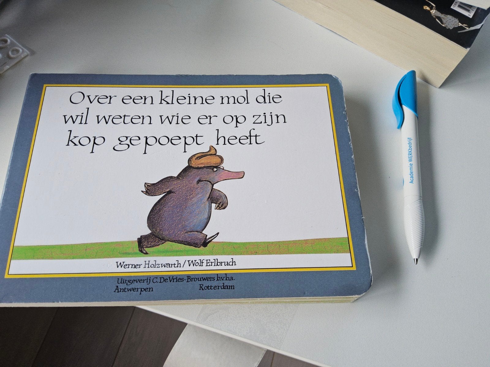Een kleine mol die wil weten wie er op zijn kop gepoept, Werner Holzwarth, Wolf Erlbruch, Ophalen of Verzenden, Zo goed als nieuw