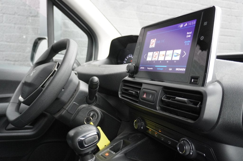 Peugeot Partner 1.2 110PK BENZINE ! - Airco - Cruise - PDC -, Voorwielaandrijving, Gebruikt, 1199 cc, Navigatiesysteem