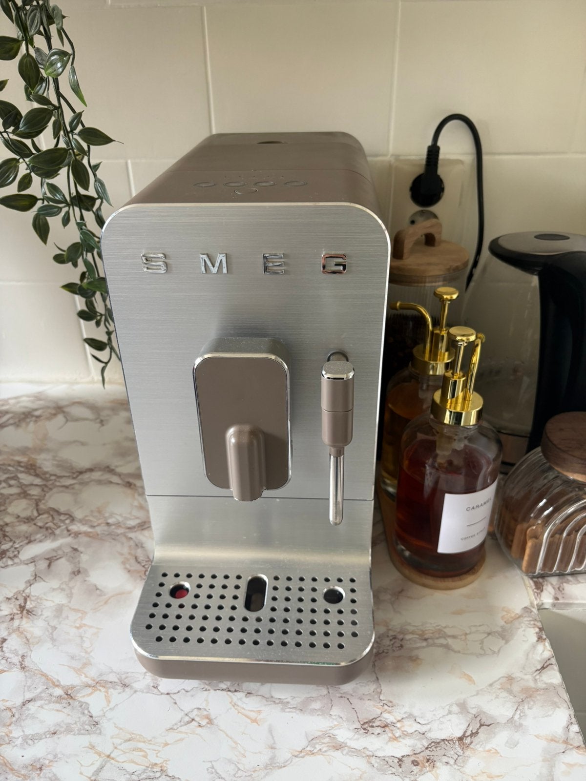 Smeg BCC12TPMEU lees beschrijving, 10 kopjes of meer, Ophalen, Zo goed als nieuw, Koffiemachine