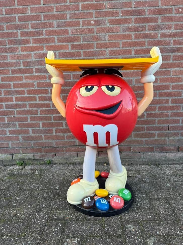 Grote M&M's display figuur - Rood met dienblad, Verzamelen, Merken en Reclamevoorwerpen, Ophalen, Reclamebord, Gebruikt, .