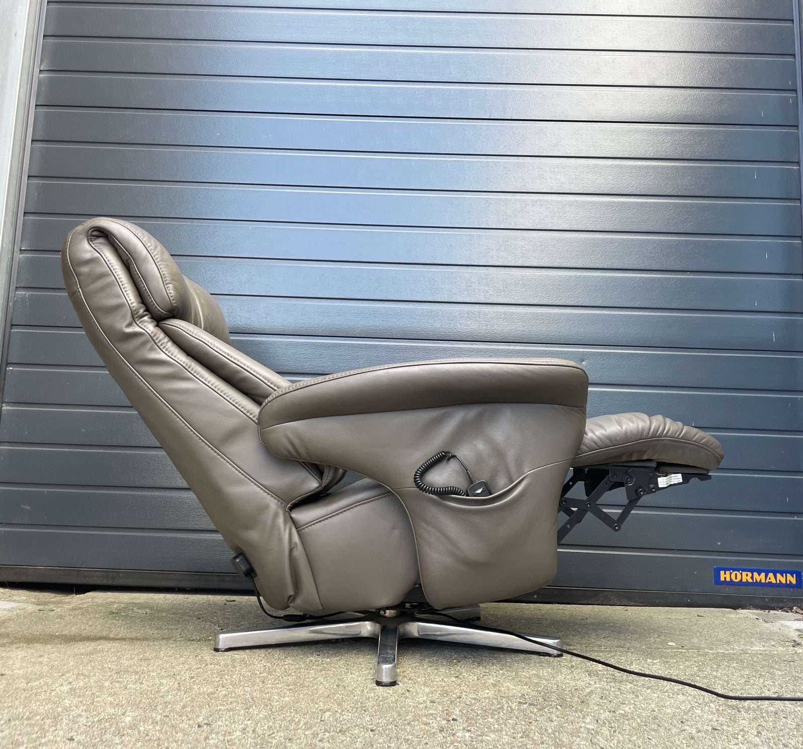 Bruine elektrische himolla sta op stoel / relax fauteuil, Huis en Inrichting, Minder dan 75 cm, Ophalen of Verzenden, 50 tot 75 cm