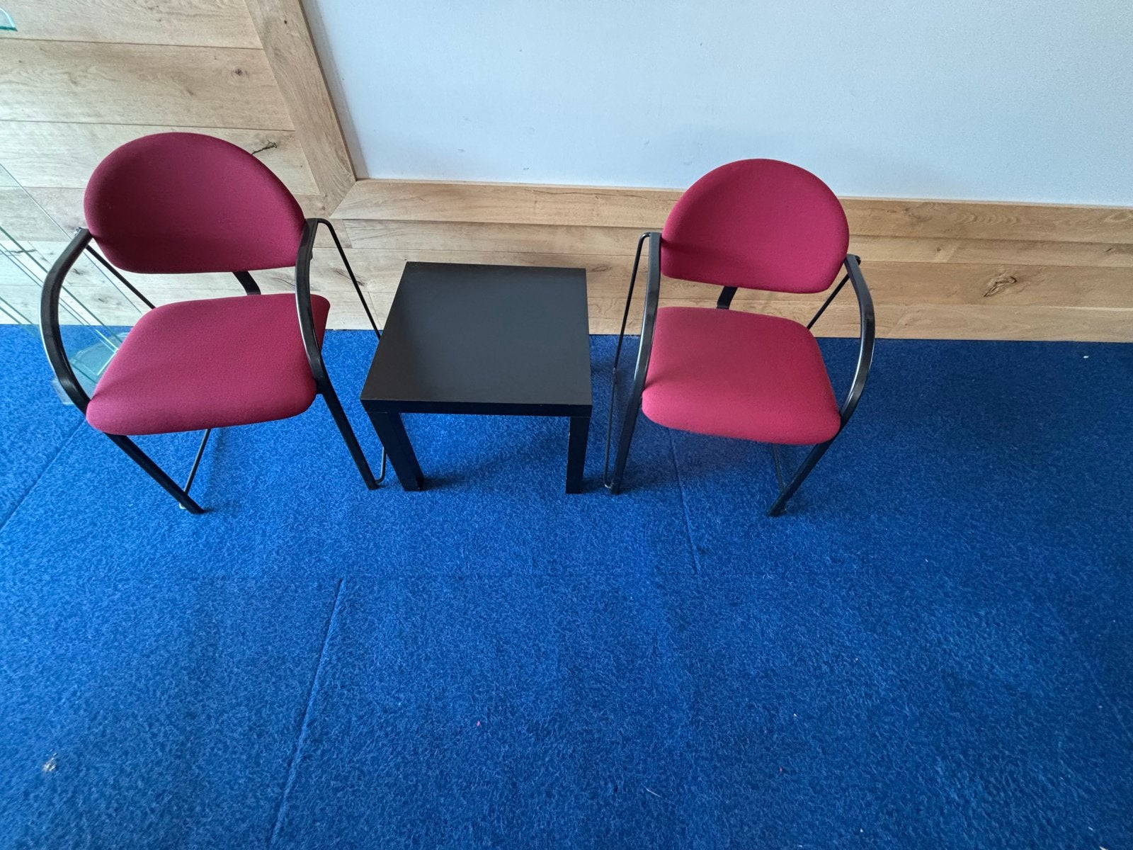 2 Rode stoelen met klein tafeltje, Ophalen, Gebruikt, Twee, Metaal
