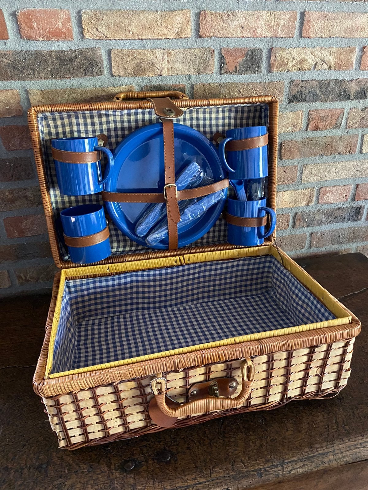 Landelijke rieten picknickmand incl plastic servies, Ophalen of Verzenden, Zo goed als nieuw