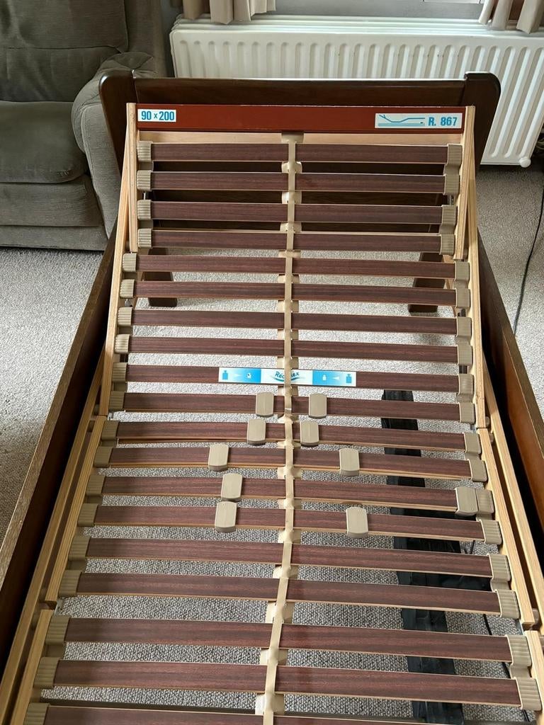 bruin seniorenbed met verstelbare lattenbodem, Ophalen, 90 cm, Eenpersoons, Bruin