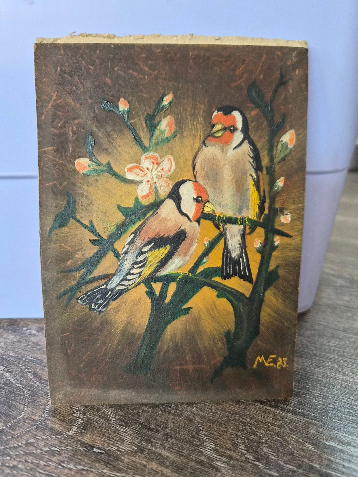 Schilderij met twee vogels op een tak, gesigneerd M.E. '83, Antiek en Kunst, Kunst | Schilderijen | Klassiek, Paneel, Realistisch