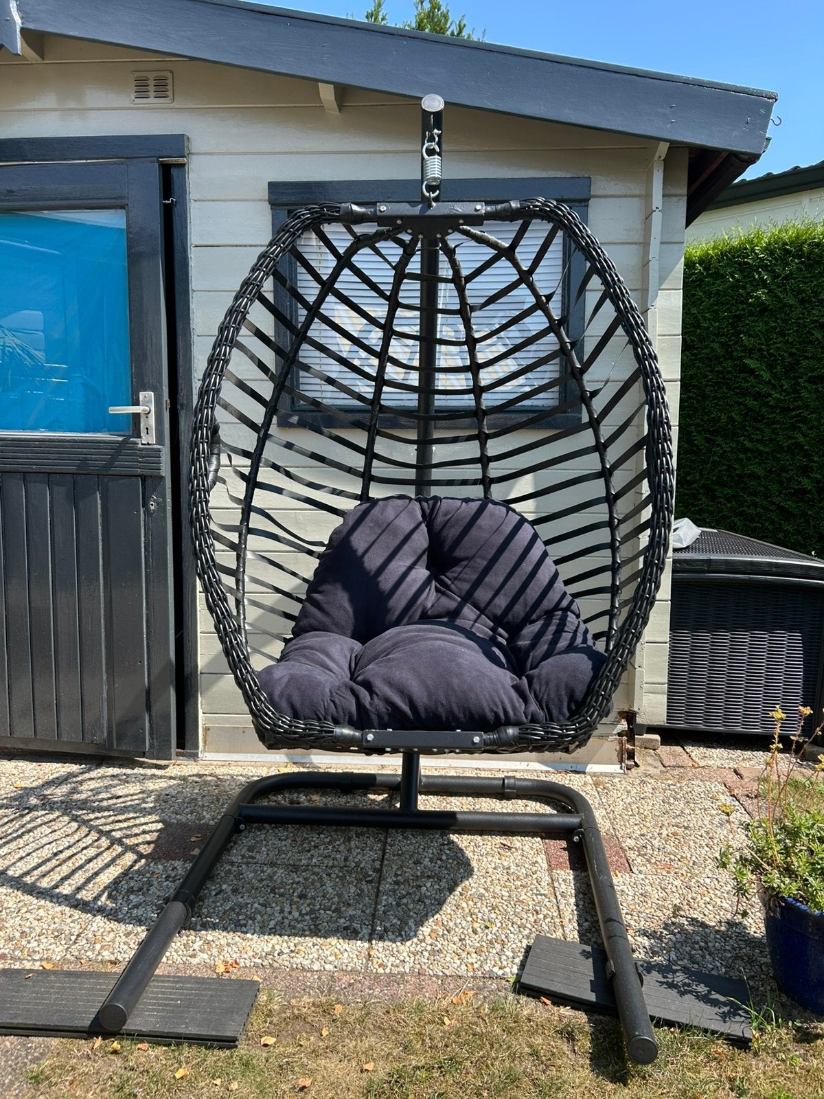 Hangstoel ei met robuuste standaard, Ophalen, Zo goed als nieuw, Buiten